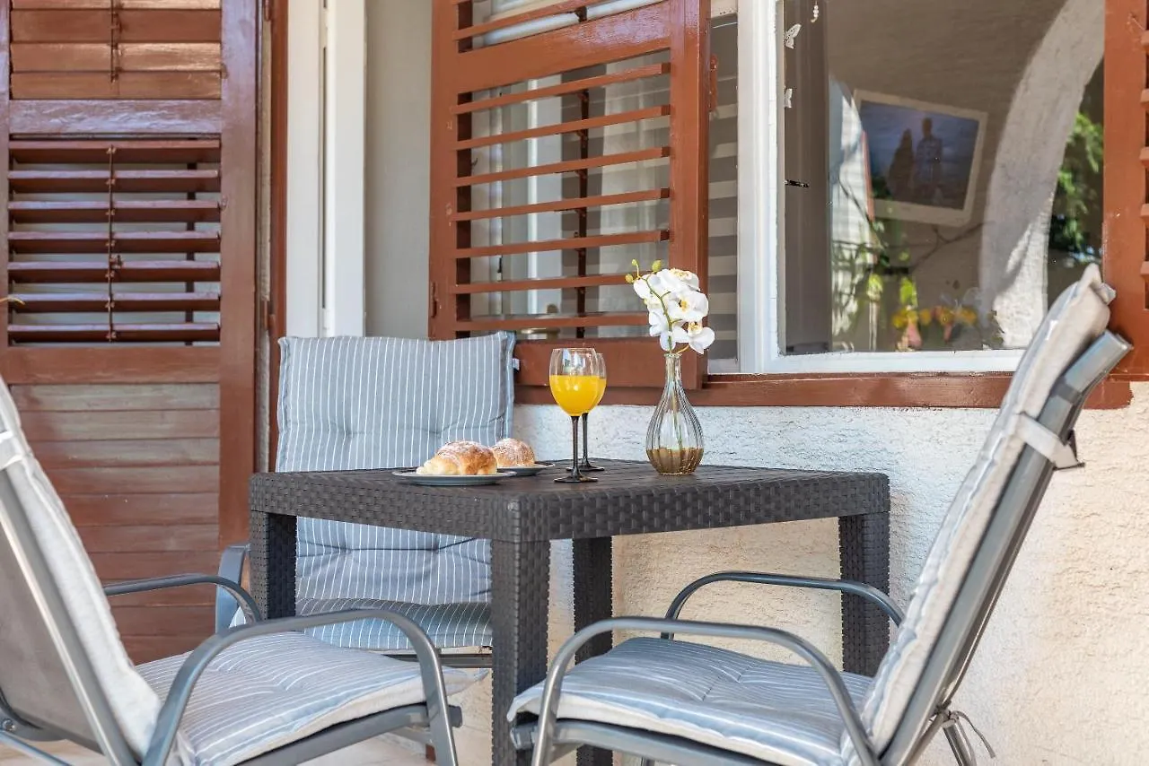 Apartments Villa Mirella 20 M From The Sea - Free Parking Trogir