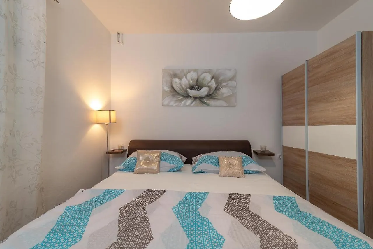 Apartments Villa Mirella 20 M From The Sea - Free Parking Trogir