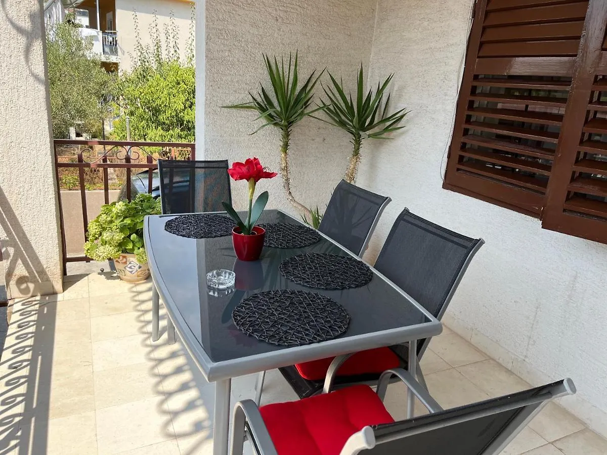 Apartments Villa Mirella 20 M From The Sea - Free Parking Trogir