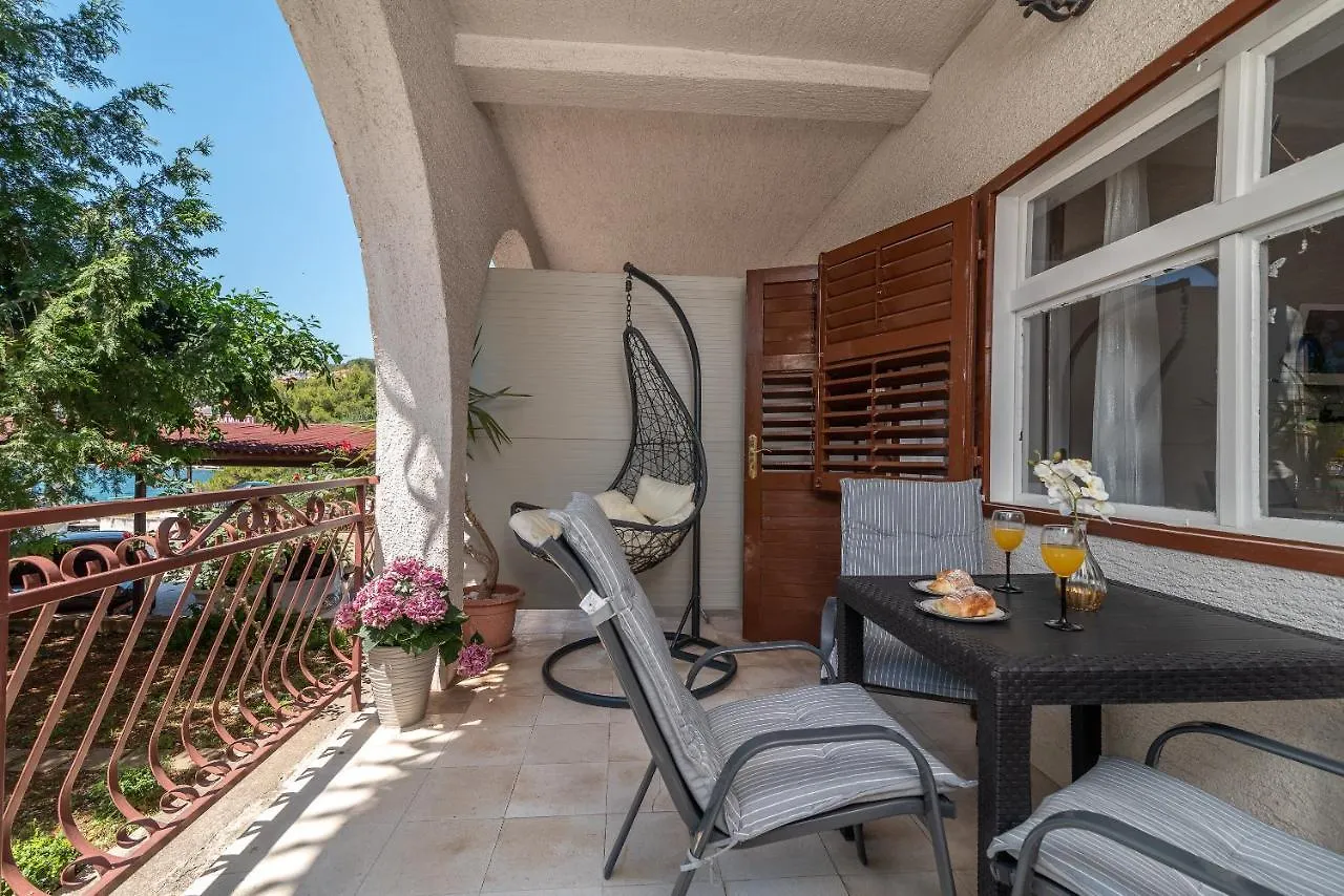 Apartments Villa Mirella 20 M From The Sea - Free Parking Trogir