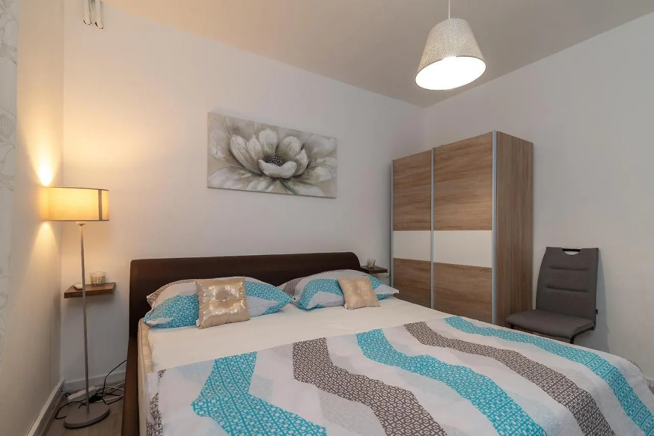 Apartments Villa Mirella 20 M From The Sea - Free Parking Trogir