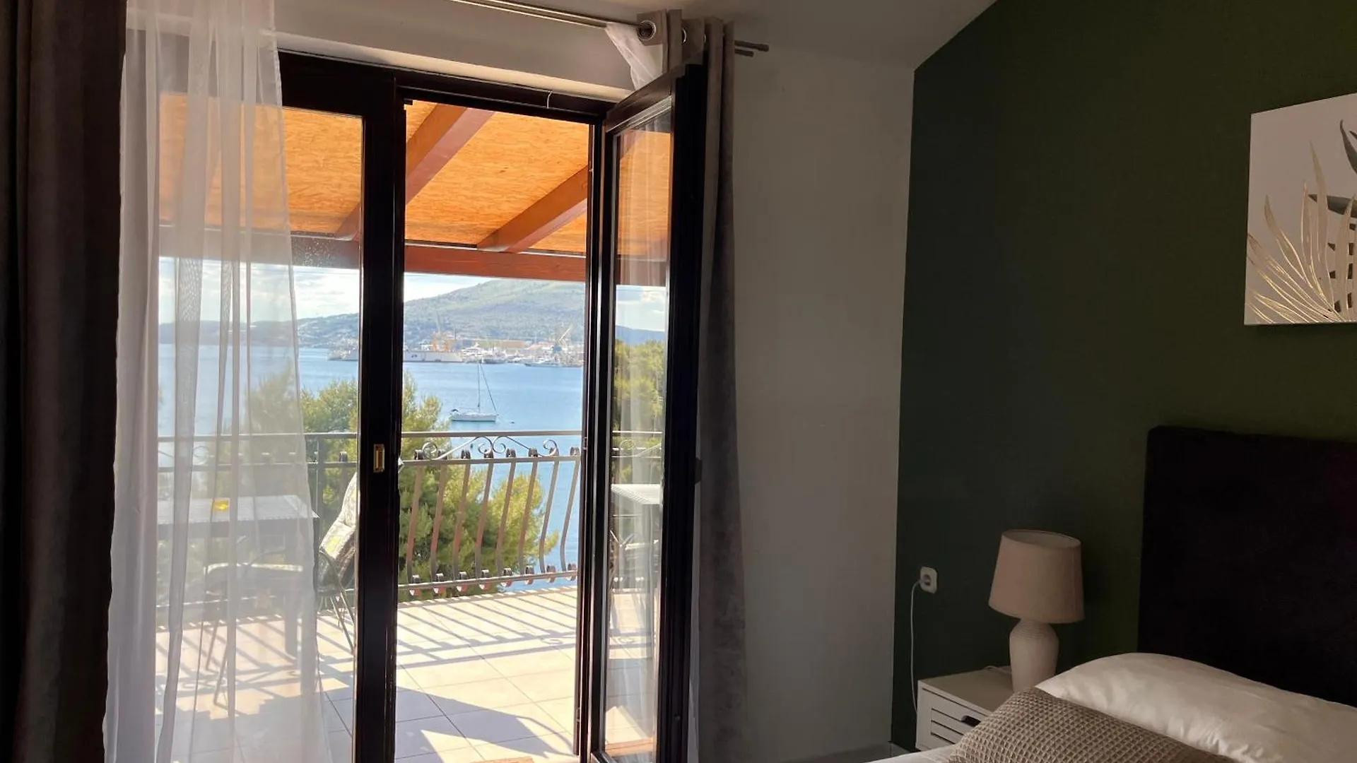 Apartments Villa Mirella 20 M From The Sea - Free Parking Trogir 0*,