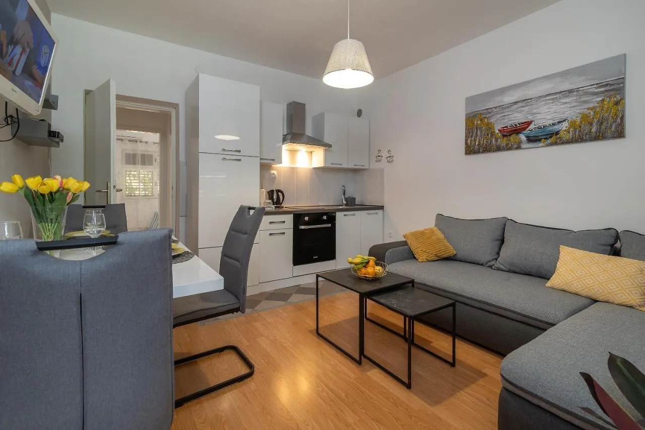 Apartments Villa Mirella 20 M From The Sea - Free Parking Trogir 0*,