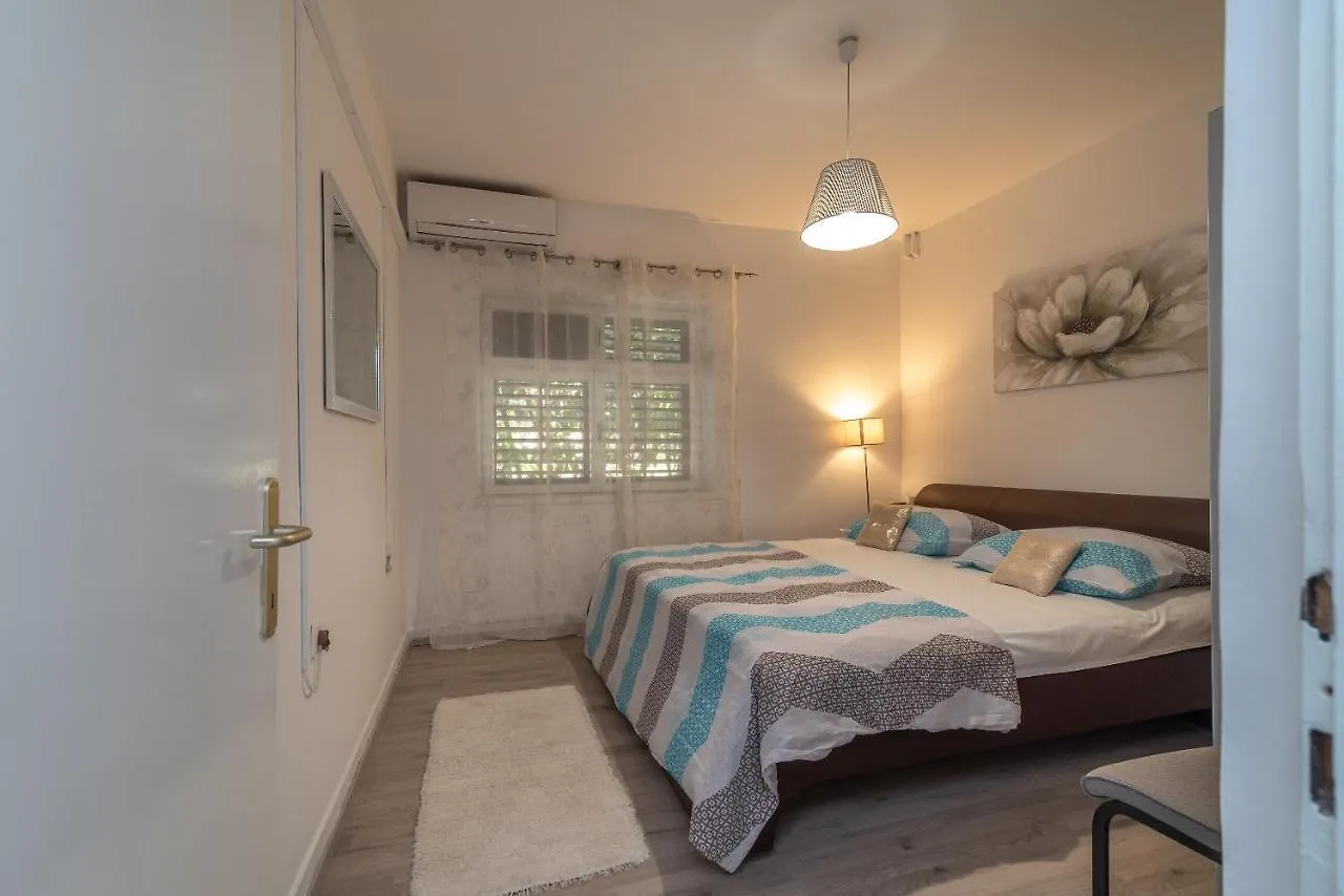 Apartments Villa Mirella 20 M From The Sea - Free Parking Trogir