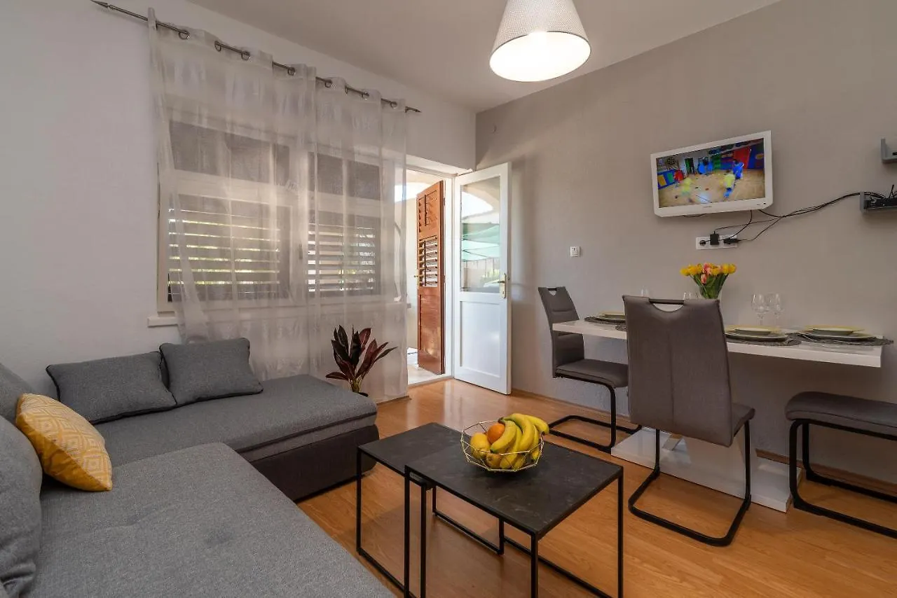 Apartments Villa Mirella 20 M From The Sea - Free Parking Trogir