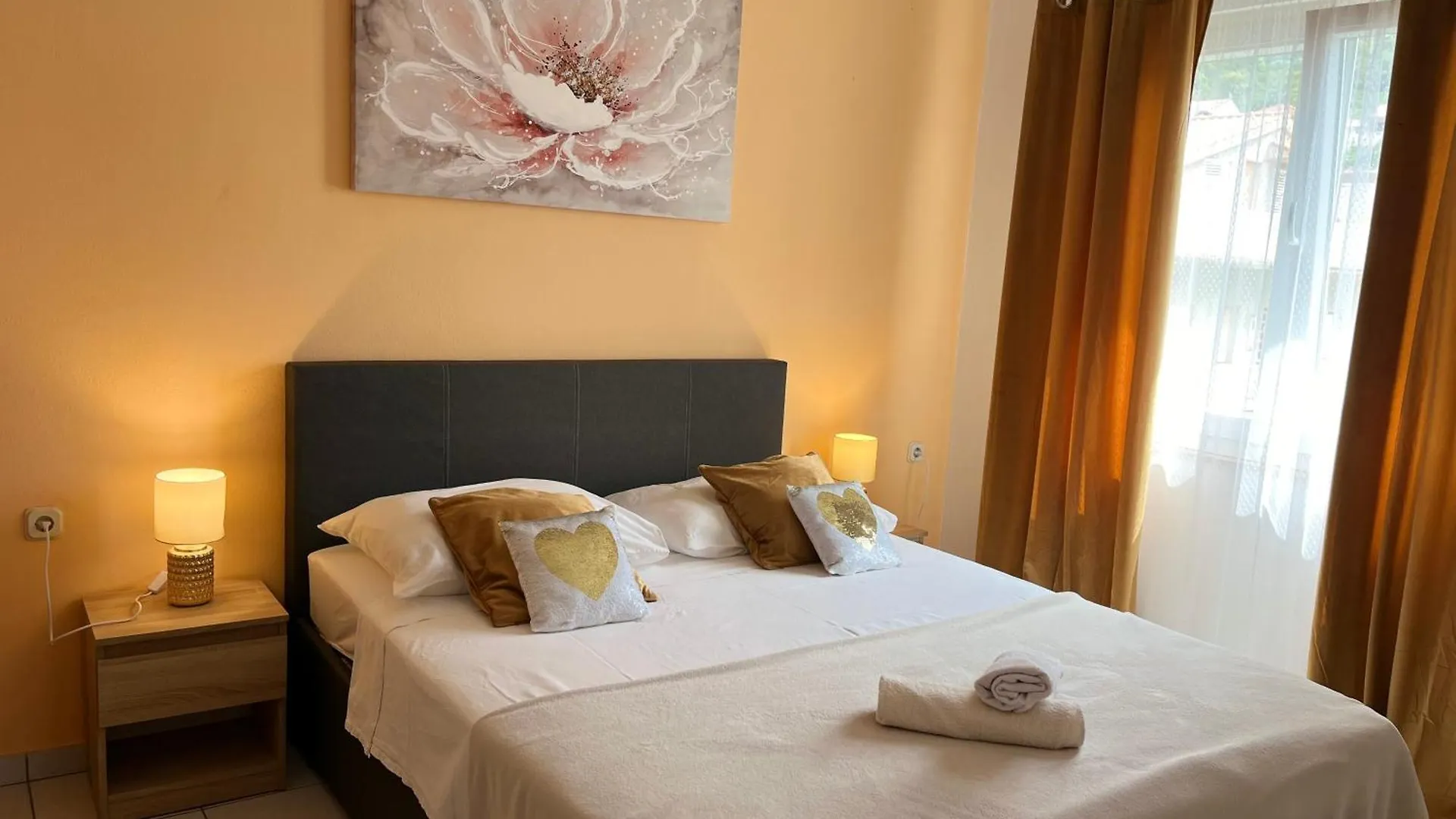Apartments Villa Mirella 20 M From The Sea - Free Parking Trogir 0*,